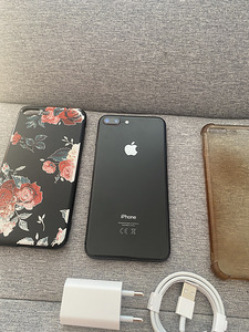 iPhone 8 Plus 64 ГБ «серый космос» (2 фото из 5)