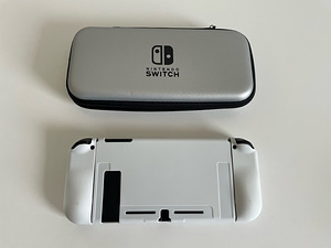 Nintendo Switch V2 + два чехла (3 фото из 3)