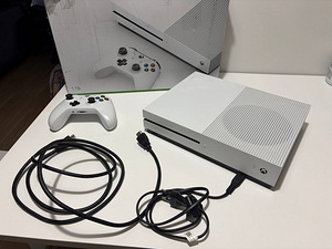 Xbox One S 1TB (1 foto / 3)