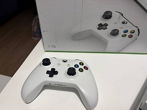 Xbox One S 1TB (3 foto / 3)
