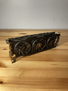 Gigabyte windforce R9 280X 3gb (1 foto / 4)