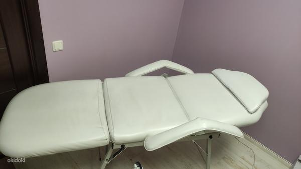 Педикюрное/ косметологическое кресло (фото #2)