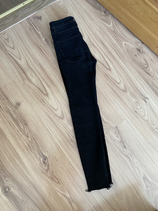 Zara узкие джинсы размер 34 (3 фото из 3)