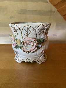 Красивый вазон с розами, можно использовать и как вазу.