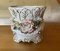 Красивый вазон с розами, можно использовать и как вазу.