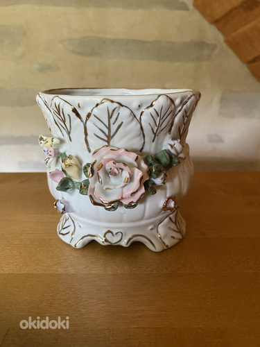 Красивый вазон с розами, можно использовать и как вазу. (фото #1)
