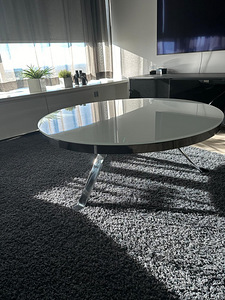 Elegantne valge klaasist kohvilaud kroomitud jalgadega (2 foto / 2)