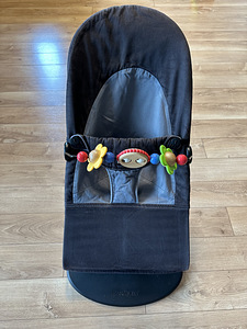 Babybörn lamamistool koos kahe katte ja mänguasjaga (1 foto / 3)