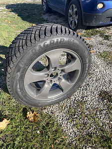 BMW 5x120 R17 Goodyear Ultragrip ice 235/55 (1 foto / 4)