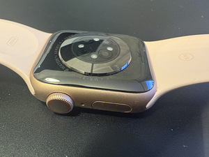 Apple Watch Series 6 GPS + Cellular, 40mm Gold Aluminium (4 foto / 10)