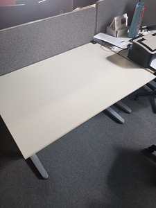 IKEA reguleeritav elektriline laud (4tk saadaval) (1 foto / 3)