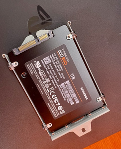 Playstation 4 Pro 1TB SSD + Аксессуары (2 фото из 10)