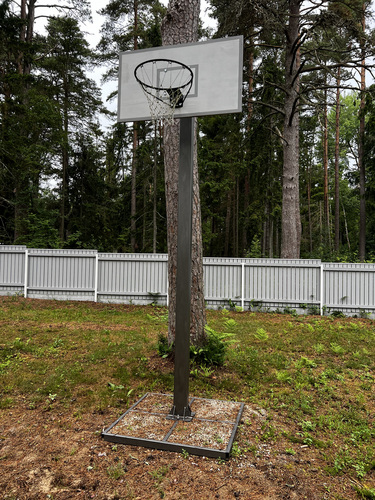 Korvpallikorv lauaga alusel