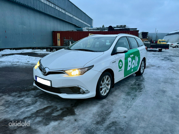 Прокат автомобилей Toyota Auris Hybrid/LPG 2017-2018