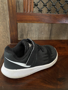 Nike обувь (2 фото из 3)