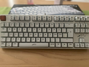 XTRFY K4 TKL RGB WHITE Red Switches mänguklaviatuur (2 foto / 2)