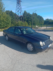 Mercedes Benz e220. Vahetada (1 foto / 8)