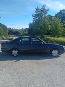Mercedes Benz e220. Vahetada (7 foto / 8)