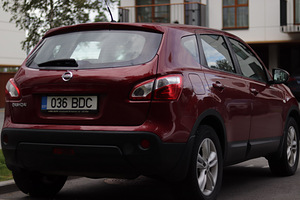 NISSAN Qashqai 2010 (3 foto / 7)