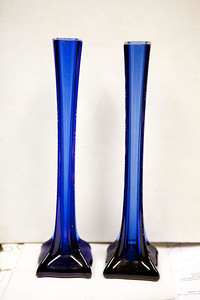 Две синих вазочки