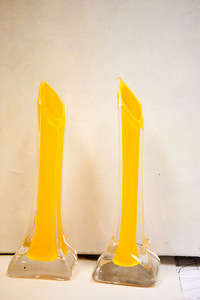 Две желтых вазочки
