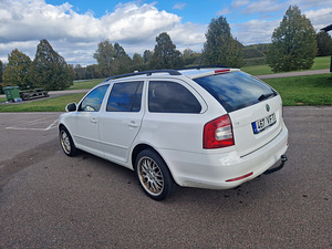Skoda Octavia 2009 (2 foto / 6)