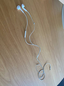 Apple EarPods with 3.5 Connector (2 foto / 3)