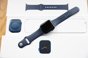 Apple Watch 6 GPS 44mm Sport Band, blue/deep navy (1 foto / 2)