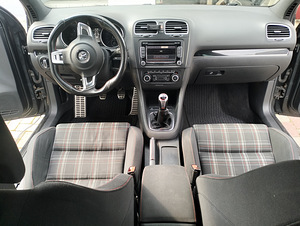 Volkswagen Golf GTI 2.0 211kW (6 foto / 10)