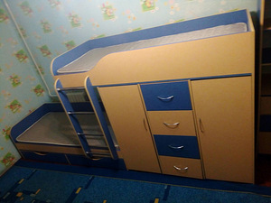 Двухъярусная кровать с матрасами и шкафом