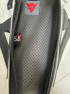 Dainese Laguna Seca 1-osaline sõidukombe 54 (4 foto / 4)