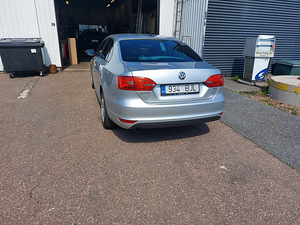 Volkswagen Jetta (2 foto / 5)