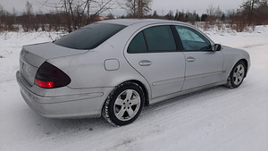 Mercedes-Benz E270 (3 foto / 9)