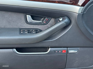Audi A8 2008 рестайлинг (10 фото из 12)