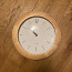 Круглые настенные часы с деревянной окантовкой (фото #1)