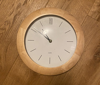 Круглые настенные часы с деревянной окантовкой