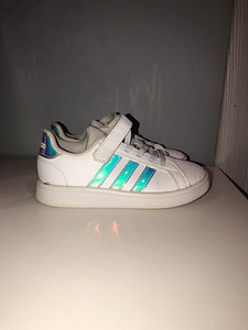 Кроссовки Adidas (1 фото из 3)