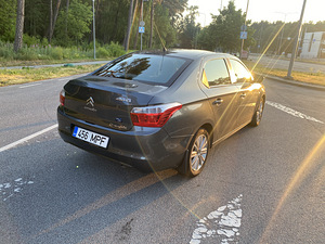Аренда автомобиля (3 фото из 9)