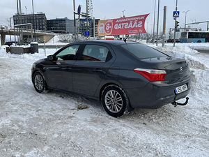 Аренда автомобиля (3 фото из 9)