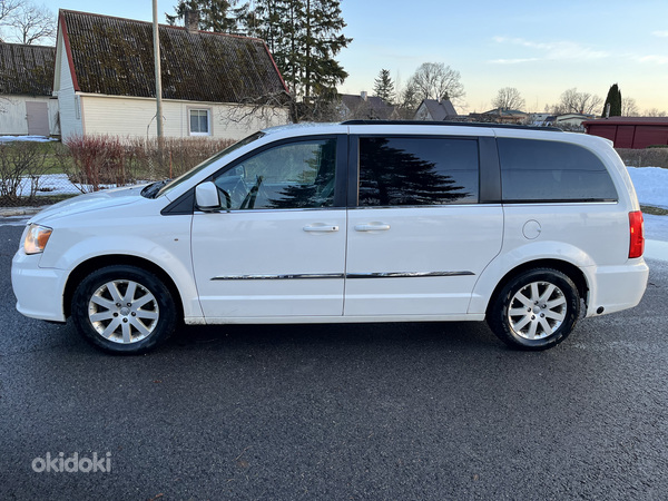 Chrysler Town & Country (фото #6)