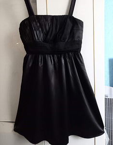 Kleit must siidne õlapaeltega