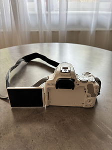 Canon EOS 250D + kaamerakott (2 foto / 4)