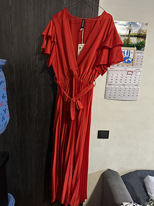 Красное нарядное платье