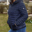Женская стеганая куртка с капюшоном, синяя (фото #1)