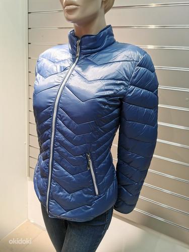 Женская стеганая куртка без капюшона, голубая (фото #3)