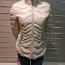 Женская стеганая куртка без капюшона, серовато-белая (фото #3)