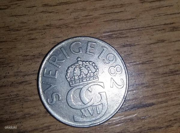 Швеция 1982 - Медно-никелевая монета 5 крон с монограммой в короне (фото #1)