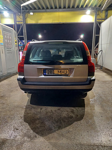 Volvo V70 (11 фото из 14)