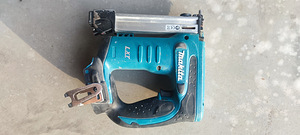 Akuklambrilööja Makita DST221 (1 foto / 2)