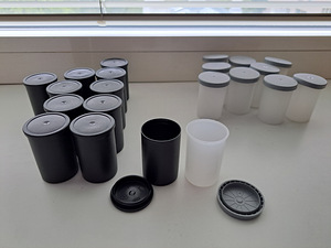 Tühjad plastist fotofilmi karbid kaantega (2 foto / 3)